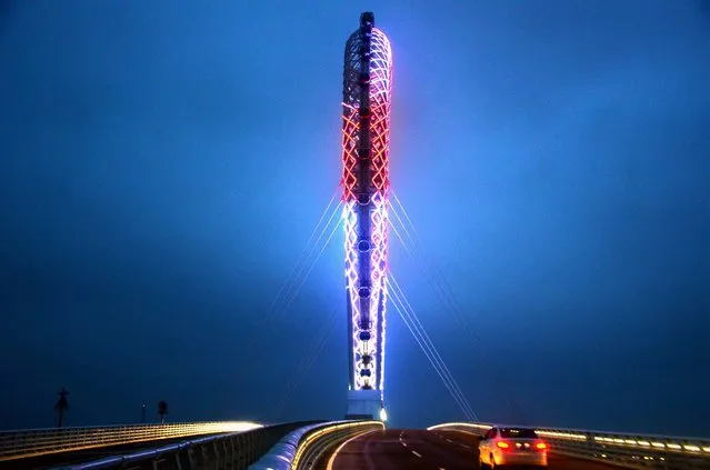 This photo taken on May 17, 2018 shows a night view of a 145-metre (476 feet) high spokeless ferris wheel in Weifang in China's eastern Shandong province. The ferris wheel is made up of 36 pods that can carry 10 passengers each. (Photo by AFP Photo/Stringer)