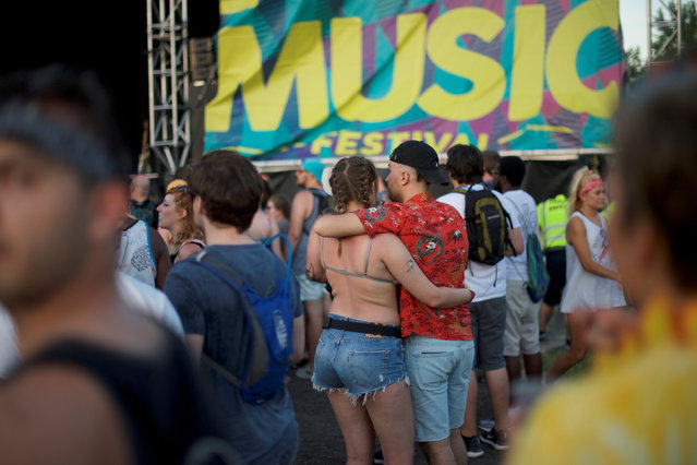 A couple embraces during the Firefly Music Festival in Dover, Delaware June 14, 2018. (Photo by Mark Makela/Reuters)