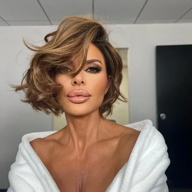 American actress, television personality and model Lisa Rinna teases her makeup line with a sеxy shot in the second decade of July 2023. (Photo by lisarinna/Instagram)