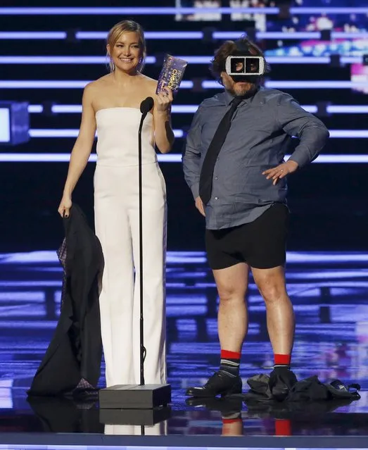 Presenter Jack Black spoofs virtual reality with actress Kate Hudson at the People's Choice Awards 2016 in Los Angeles, California January 6, 2016. (Photo by Mario Anzuoni/Reuters)