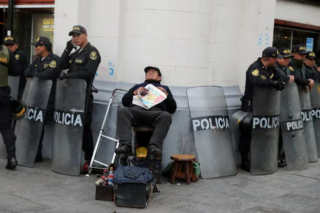 A shoe cleaner sleeps during a protest against corruption in public institutions, in Lima, Peru September 12, 2018. (Photo by Guadalupe Pardo/Reuters)