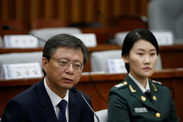 Former presidential secretary Woo Byung-woo (L) speaks beside former presidential nurse officer Cho Yeo-ok during a hearing at the National Assembly in Seoul, South Korea, December 22, 2016. (Photo by Kim Hong-Ji/Reuters)