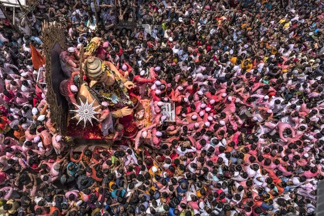 An idol of elephant-headed Hindu god Ganesha is taken for immersion on the final day of the ten-day long Ganesh Chaturthi festival in Mumbai, India, Friday, September 9, 2022. The festival is a celebration of the birth of Ganesha, the Hindu god of wisdom, prosperity and good fortune. (Photo by Rafiq Maqbool/AP Photo)