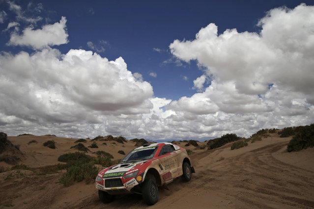 Nicolas Fuchs of Peru drives his Ford with his co-driver Fernando Mussano during the fifth stage of the Dakar Rally between Tupiza and Oruro, Bolivia, Friday, January 6, 2017. (Photo by Ricardo Moraes/Pool Photo via AP Photo)