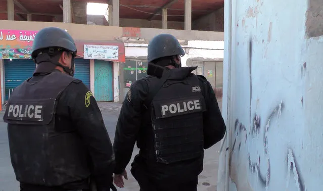 Tunisian police officers take positions during clashes with militants in Ben Guerdane, 650 km away from Tunis, Monday, March 7, 2016. At least 45 people were killed Monday near Tunisia's border with Libya in one of the deadliest clashes seen so far between Tunisian forces and extremist attackers, the government said. (Photo by AP Photo)