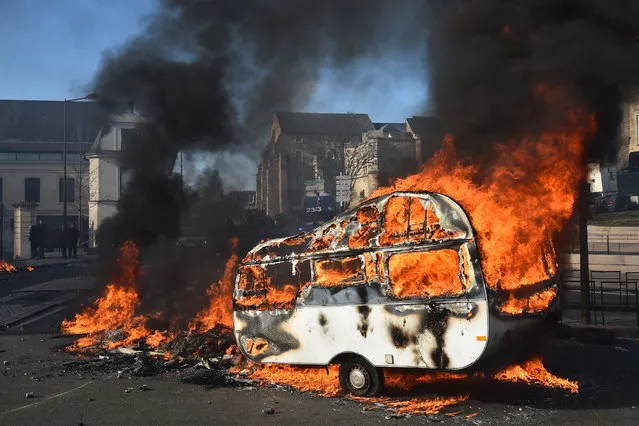 A caravan has been set on fire as fairground workers clash with gendarmes protecting the access to the city hall as they demonstrate to demand a return of the fairground to the centre of the city, in Le Mans city centre on March 25, 2019. (Photo by Jean-François Monier/AFP Photo)
