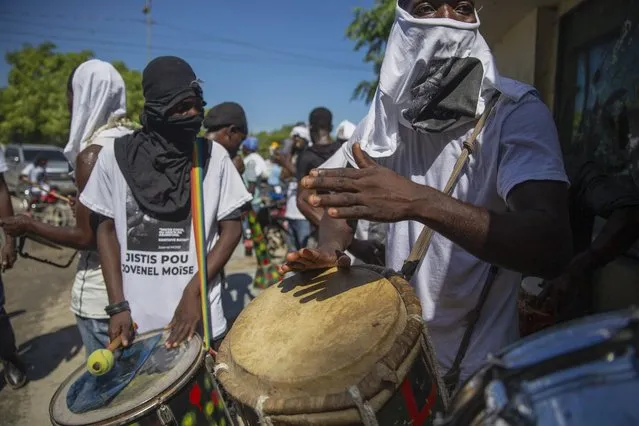 A musical band performs outside the courthouse as they await the arrival of the widow of slain President Jovenel Moise, Martine Moise, who will give testimony for the ongoing investigation into the assassination of her husband in Port-au-Prince, Haiti, Wednesday, October 6, 2021. (Photo by Joseph Odelyn/AP Photo)
