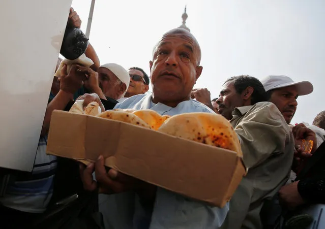 An Egyptian carries bread bought from a bakery in Cairo, Egypt October 14, 2016. (Photo by Amr Abdallah Dalsh/Reuters)