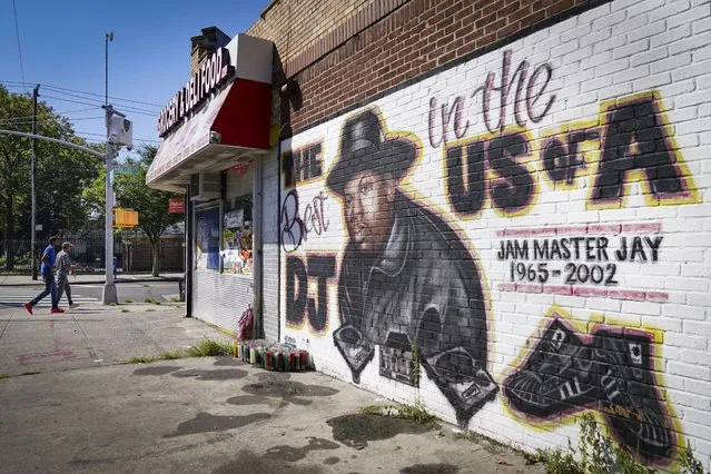Pedestrians pass a mural, by artist Art1Airbrush, of rap pioneer Jam Master Jay of Run-DMC, Tuesday, August 18, 2020, in the Queens borough of New York. Opening statements are set for Monday in the federal murder trial of Karl Jordan Jr. and Ronald Washington, who were arrested in 2020 for the murder of Jam Master Jay. (Photo by John Minchillo/AP Photo)