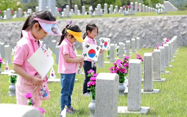 Kindergartners pay tribute to South Korean patriotic martyrs at the National Cemetery in Seoul, South Korea, 04 June 2019, two days ahead of Memorial Day. (Photo by Yonhap/EPA/EFE/Rex Features/Shutterstock)