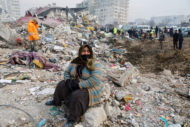 A woman reacts at the site of a collapsed building as the search for survivors continues, in the aftermath of a deadly earthquake in Kahramanmaras, Turkey on February 10, 2023. (Photo by Suhaib Salem/Reuters)