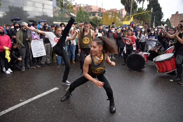 Demonstrators practice capoeira during a protest against the government of President Ivan Duque on May 04, 2021 in Bogota, Colombia. Violent clashes between protestors and riot police continue after President Duque ordered Congress the withdrawal of his tax reform bill on Sunday. Demonstrations turned into a national outcry against rising poverty, inequality and unemployment. At least 19 people were reported dead and over 800 injured. (Photo by Guillermo Legaria/Getty Images)