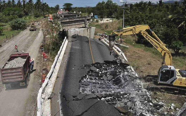 A truck loaded with sand drives past the collapsed bridge Cuajilote after an earthquake struck the area in Tecpan de Galeana May 9, 2014. A 6.4 magnitude earthquake shook Mexico City on Thursday, rattling buildings and prompting office evacuations, but there were no immediate reports of damage. The U.S. Geological Survey put the quake epicenter in the western Mexican state of Guerrero at a depth of 14.9 miles (23.9 km) just inland from the Pacific Coast. (Photo by Claudio Vargas/Reuters)