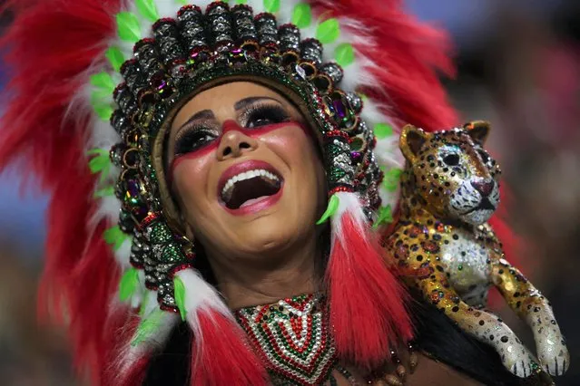 Drum queen of the Salgueiro samba school Viviane Araujo performs during the first night of the Carnival parade at the Sambadrome in Rio de Janeiro, Brazil, April 23, 2022. (Photo by Amanda Perobelli/Reuters)