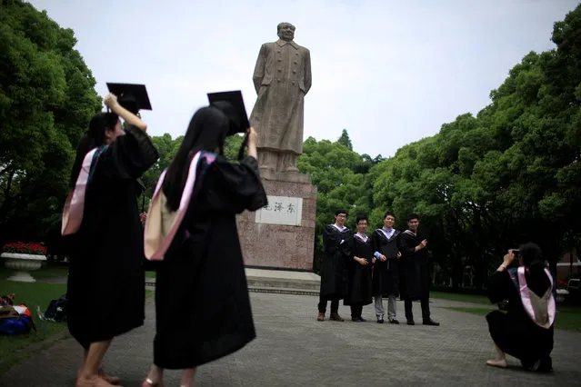 Graduates take pictures in front of the statue of late Chinese leader Mao Zedong at Fudan University in Shanghai, China May 31, 2016. (Photo by Aly Song/Reuters)