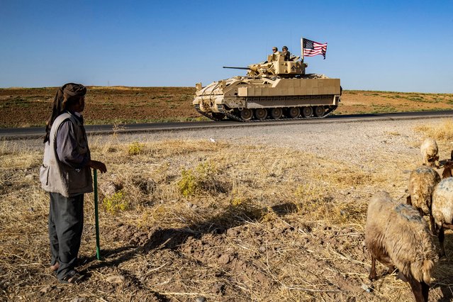 US soldiers in a Bradley Fighting Vehicle (BFV) patrol the countryside of al-Malikiya town (Derik in Kurdish) in Syria's northeastern Hasakah province July 17, 2023. (Photo by Delil Souleiman/AFP Photo)