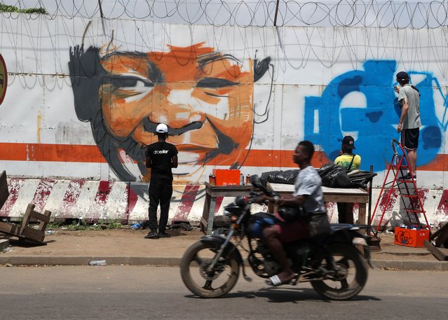 An artist works on a mural during the first graffiti festival “Graff Ivoire” in Abidjan, Ivory Coast, 11 November 2024. The festival features artists from Senegal, Guinea, Benin, and South Africa, as well as representatives from Switzerland and France. The event runs until 19 November 2024. (Photo by Legnan Koula/EPA/EFE)