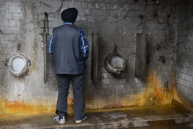 An Indian man uses a public toilet in Amritsar on November 15, 2017. (Photo by Narinder Nanu/AFP Photo)