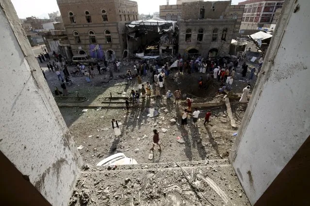 People gather at the site of Saudi-led air strikes in Yemen's capital Sanaa September 19, 2015. (Photo by Mohamed al-Sayaghi/Reuters)