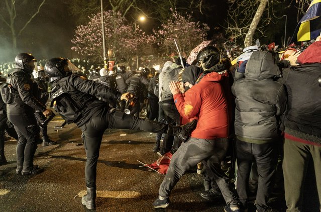 Turkish riot police clash with protesters trying to march to Taksim Square from the Istanbul Municipality headquarters during a protest against the detention of Istanbul Mayor Ekrem Imamoglu in Istanbul, Turkey, 23 March 2025. Istanbul Mayor Ekrem Imamoglu of the Republican People's Party (CHP) was jailed and dismissed by the Turkish Ministry of Interior on 23 March on corruption charges following his detention on March 19 along with 100 others. (Photo by Erdem Sahin/EPA/EFE)