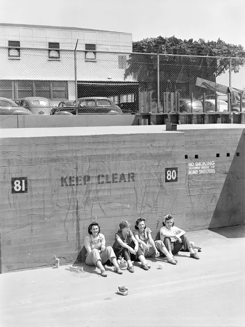 “Lunch time at the Vega aircraft plant, Burbank, California. A quartet of girl workers, August 1943”. (Photo by Charles Fenno Jacobs)