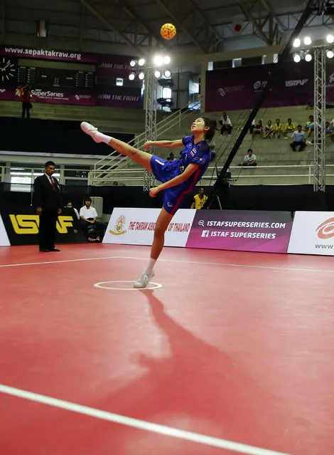 Sepak Takraw, ISTAF Super Series Finals Thailand 2014/2015, Nakhon Pathom Municipal Gymnasium, Huyjorake Maung, Nakonprathom, Thailand on October 21, 2015: Thailand's Nipaporn Salupphon servesafter the group stage match. (Photo by Asia Sports Ventures/Action Images via Reuters)