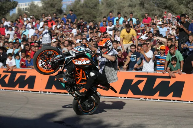 Stunt rider Rok Bagoros demonstrates his skills during a show in the West Bank city of Ramallah September 30, 2016. (Photo by Mohamad Torokman/Reuters)