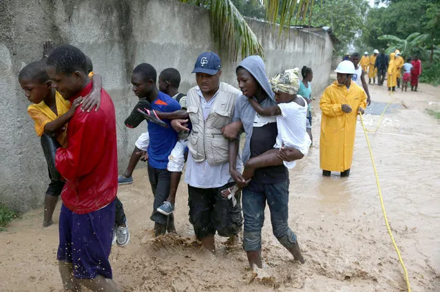 Residents evacuate their homes in Fonds Parisiens, western Haiti, 04 October 2016. (Photo by Orlando Barria/EPA)