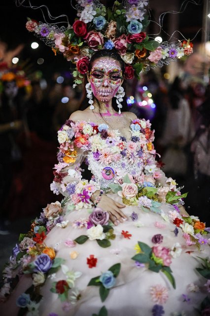 A woman dressed as a Catrina takes part in the Catrinas Parade, ahead of the Day of the Dead in Mexico City on October 26, 2025. (Photo by Rodrigo Oropeza/AFP Photo)