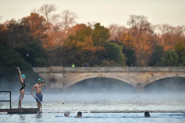 Bathers prepare to swim in the Serpentine in Hyde Park, London on November 4, 2020. England heads into a second national lockdown tomorrow to try to cut coronavirus cases. (Photo by Glyn Kirk/AFP Photo)