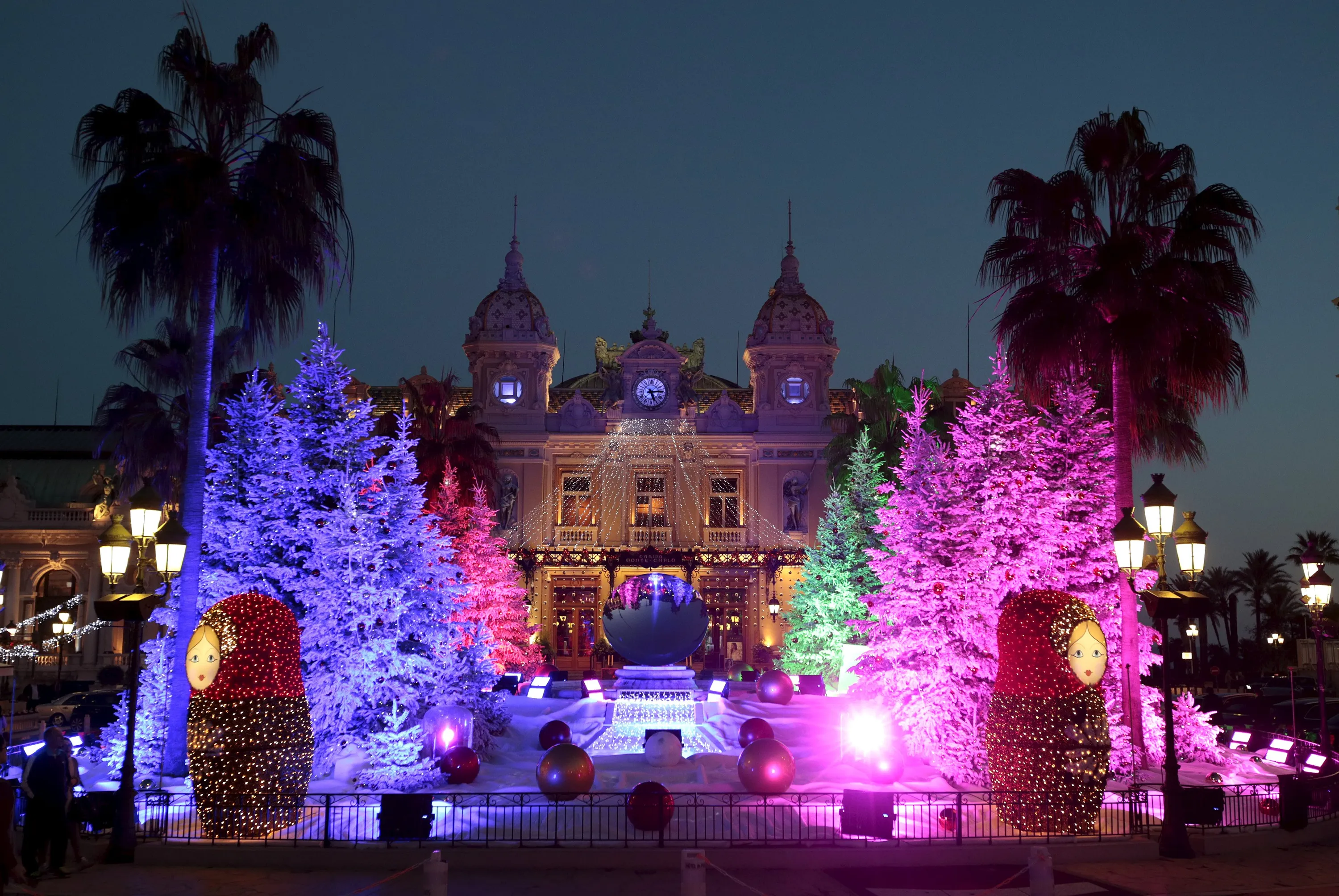 Новые красивые картинки. Елки в Монте Карло. Монако елка. Самые красивые новогодние елки. Рождественская елка.