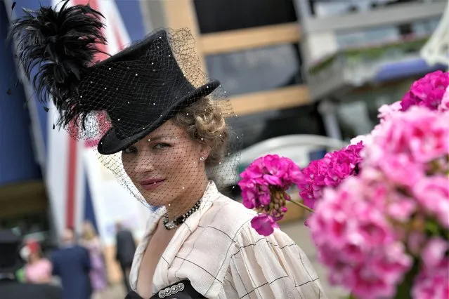 A racegoer arrives for Ladies Day of the Royal Ascot horse racing meeting, at Ascot Racecourse in Ascot, England, Thursday, June 22, 2023. (Photo by Alastair Grant/AP Photo)