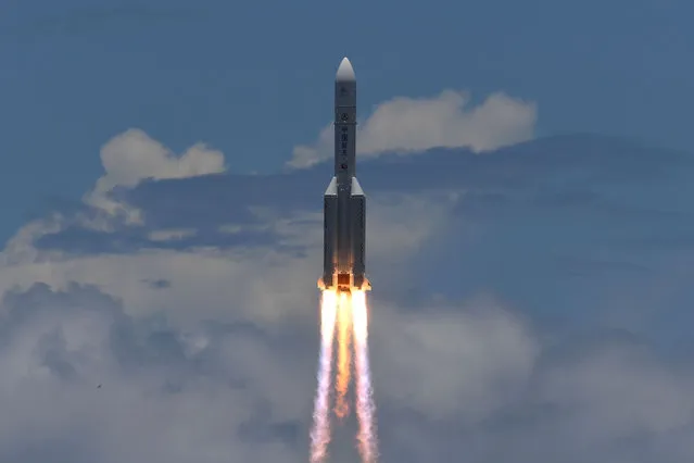 A Long March-5 rocket, carrying an orbiter, lander and rover as part of the Tianwen-1 mission to Mars, lifts off from the Wenchang Space Launch Centre in southern China's Hainan Province on July 23, 2020. (Photo by Noel Celis/AFP Photo)