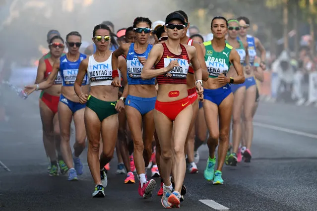 China's Yang Jiayu (C) leads the pack during the women's 20km race walk final during the World Athletics Championships in Budapest on August 20, 2023. (Photo by Ferenc Isza/AFP Photo)