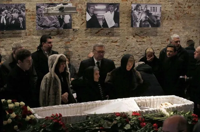 Mourners, including Dina Eidman (3rd L, front), mother of Russian leading opposition figure Boris Nemtsov, and Mikhail Kasyanov (C, back), an opposition leader and former Russian prime minister, attend a memorial service before the funeral of Nemtsov in Moscow, March 3, 2015. Several hundred Russians, many carrying red carnations, queued on Tuesday to pay their respects to Boris Nemtsov, the Kremlin critic whose murder last week showed the hazards of speaking out against Russian President Vladimir Putin. REUTERS/Maxim Zmeyev 