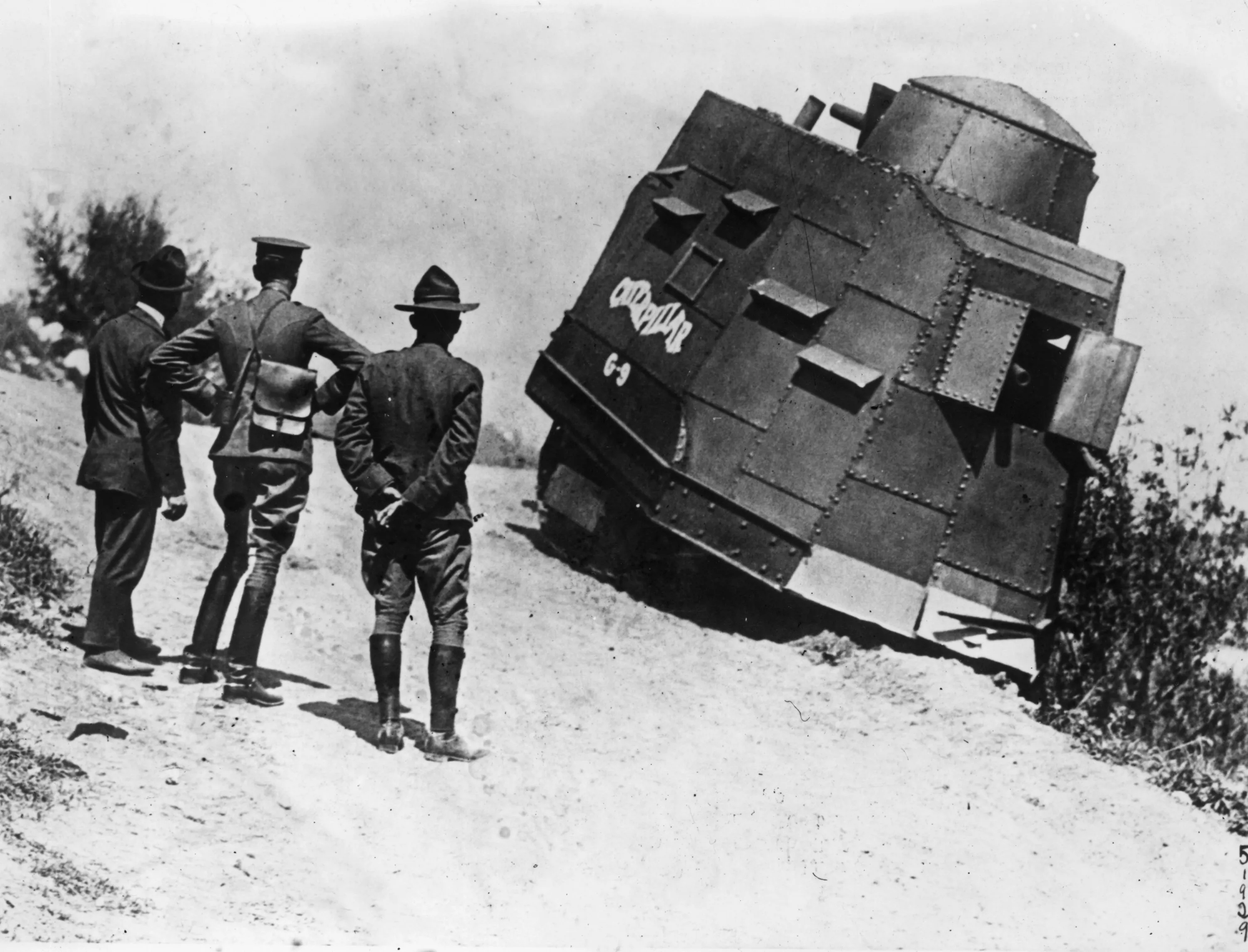 Первый американский танк. Holt g9 Caterpillar Tank, 1916. Первый танк в 1 мировой войне. Катерпиллер танк первой мировой. Первый американский танк Holt 1917.