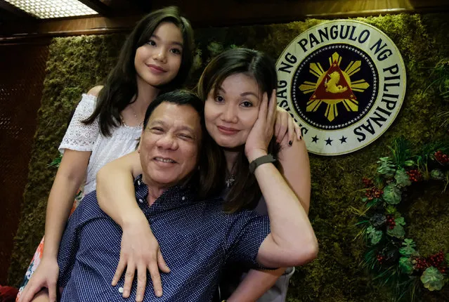 Philippine President Rodrigo Duterte, his common-law wife Honeylet Avancena (R) and their daughter Veronica pose for a photograph during a Christmas party at Malacanang Palace in Manila, Philippines, December 20, 2016. (Photo by Reuters/Presidential Palace)