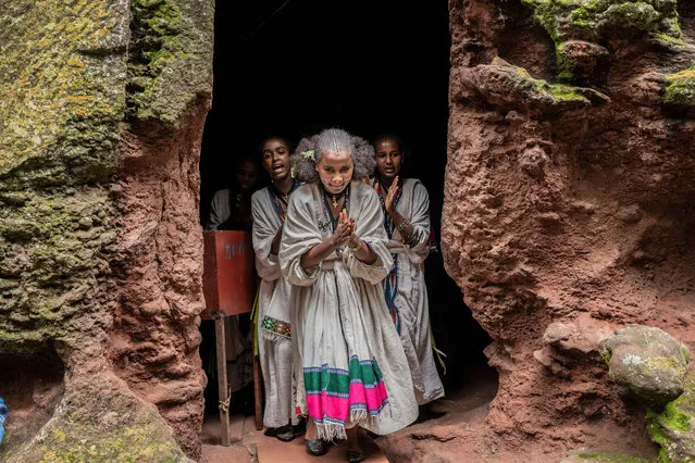 Young women sing during Ashenda festival in Lalibela, Ethiopia, on August 22, 2022. Ashenda Festival is celebrated in Tigray and Amhara regions, group of girls make preparations for the holiday by buying new clothes, visiting hairdressers and the holiday also marks the end of a two-week-long fasting period known as Filseta where the faithful in the Ethiopian Orthodox Tewahedo Church gather to honor the Virgin Mary. After 2 years of war between Ethiopia's Government and Tigray Peoples Liberation Front (TPLF) that took place both in Tigray and Amhara regions it will be celebrated on August 22, 2022 in Lalibela, and girls from neighbouring cities will gather around and celebrate at Church of St. George and Bete Maryam. (Photo by Amanuel Sileshi/AFP Photo)