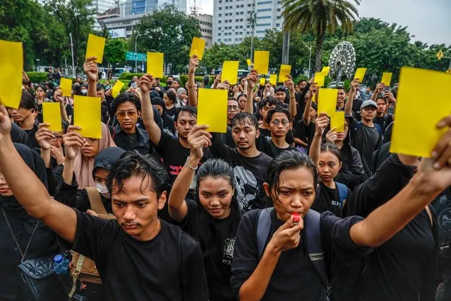 Activists hold “yellow cards” as a warning to the president Joko Widodo during a protest outside the presidential palace in Jakarta, Indonesia, 15 February 2024. Activists are protesting against alleged violations of human rights, and criticizing the president Joko Widodo for supporting the presidential candidate Prabowo Subianto. Prabowo was accused of being involved in the abduction of pro-democracy activists in 1998. The former military general has claimed victory in Indonesia’s Presidential Elections over rivals Anies Baswedan and Ganjar Pranowo based on early counts. (Photo by Mast Irham/EPA/EFE)