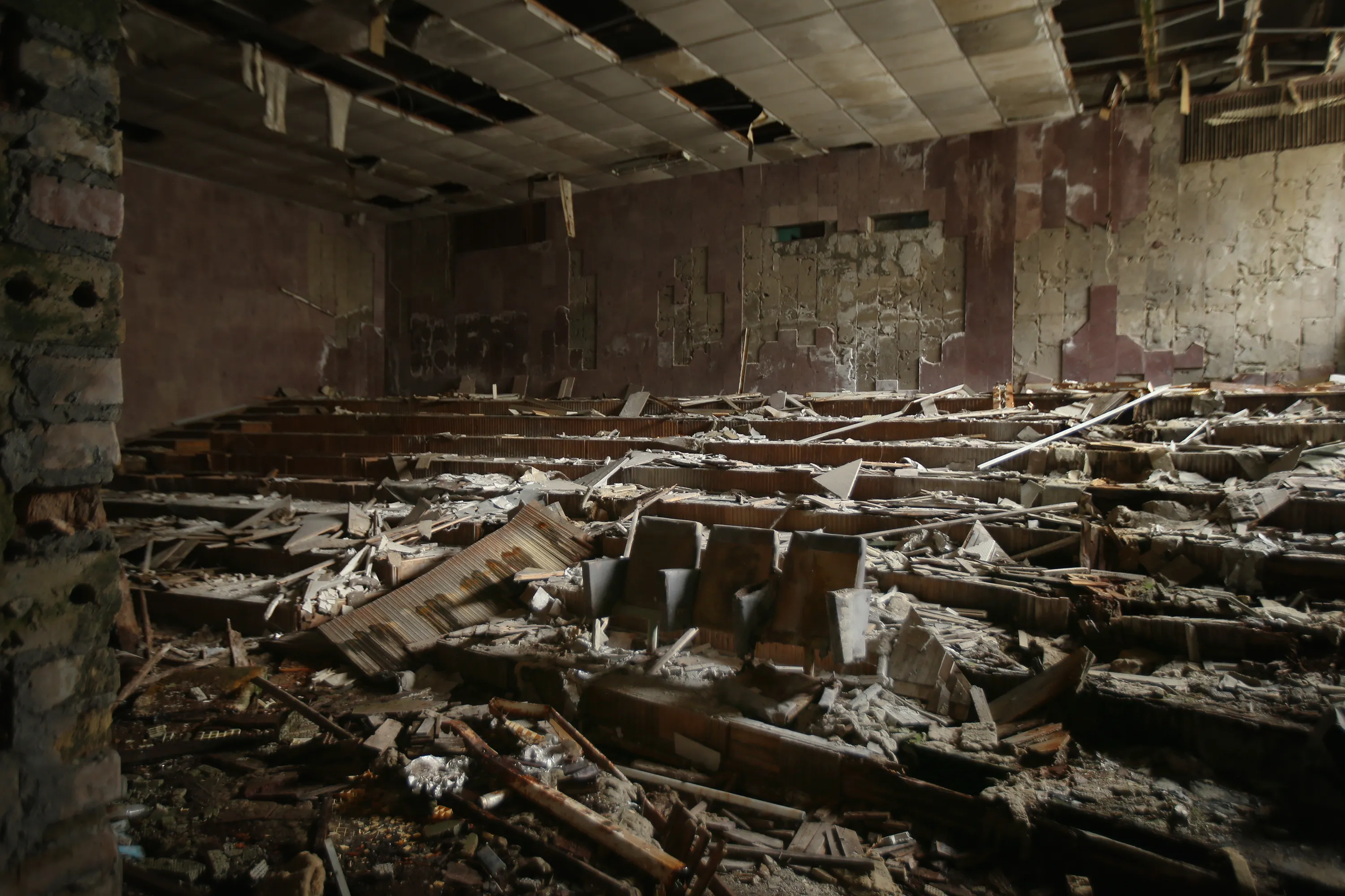 Чернобыль 30 лет спустя 2015. Зона отчуждения Чернобыльской АЭС. Чернобыль Припять 1986. Чернобыль зона отчуждения катастрофа 1986. Припять зона отчуждения 30 лет спустя.