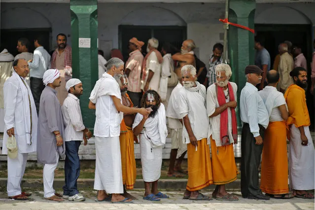 Voters line up to cast their votes at a polling station at Ayodhya in the northern Indian state of Uttar Pradesh May 7, 2014. Around 815 million people have registered to vote in the world's biggest election – a number exceeding the population of Europe and a world record – and results of the mammoth exercise, which concludes on May 12, are due on May 16. (Photo by Anindito Mukherjee/Reuters)