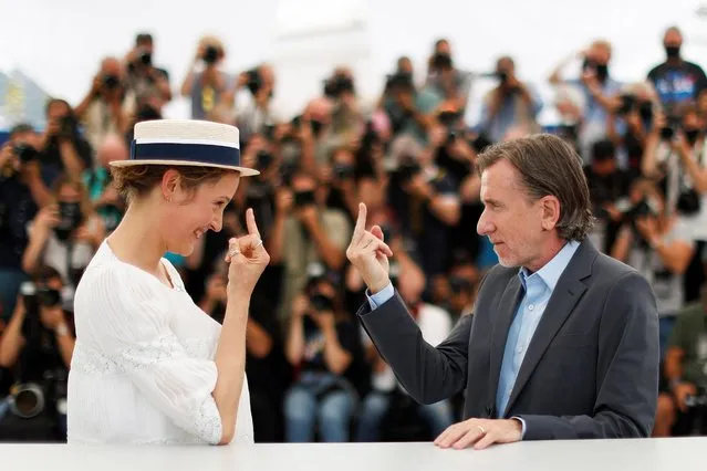 British actor Tim Roth (R) and Luxembourg actress Vicky Krieps give each other the finger during a photocall for the film “Bergman Island” at the 74th edition of the Cannes Film Festival in Cannes, southern France, on July 12, 2021. (Photo by Eric Gaillard/Reuters)