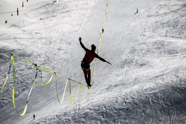 French high liner Arian Perroux, performs at the Piau Engaly ski resort in Aragnouet, south-western France, on March 1, 2023. Members of the “Slackline Pays Basque” association stretched a 1150 meters highline, 200 meters above the slopes of the ski resort and at an altitude of 2200 meters. (Photo by Lionel Bonaventure/AFP Photo)