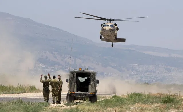 Israeli soldiers guide a UH-60 Blackhawk helicopter with U.S. Secretary of Defense Ash Carter and Israel's Defence Minister Moshe Ya'alon on board, at the Hula Valley landing zone in northern Israel near the border with Lebanon, July 20, 2015. (Photo by Carolyn Kaster/Reuters)