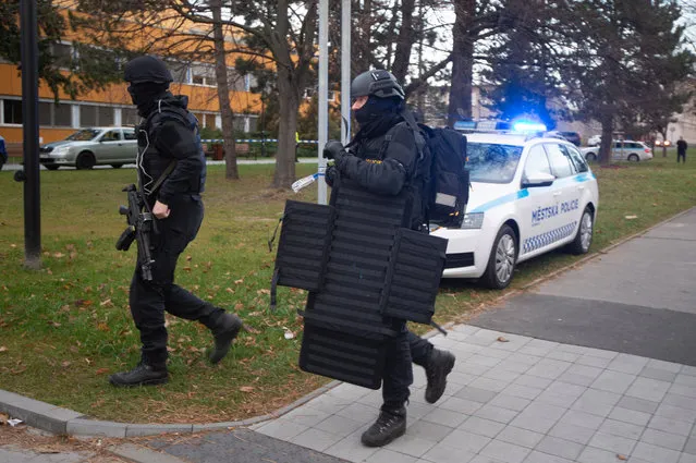 Armed police officers move at the crime scene in front of a hospital in Ostrava, Czech Republic, 10 December 2019. According to police, four people have been killed in a shooting at a hospital in Ostrava. Two others suffered severe injuries in the incident. The police is looking for a suspected gunman who is at large, media reported. (Photo by Lukas Kabon/EPA/EFE)