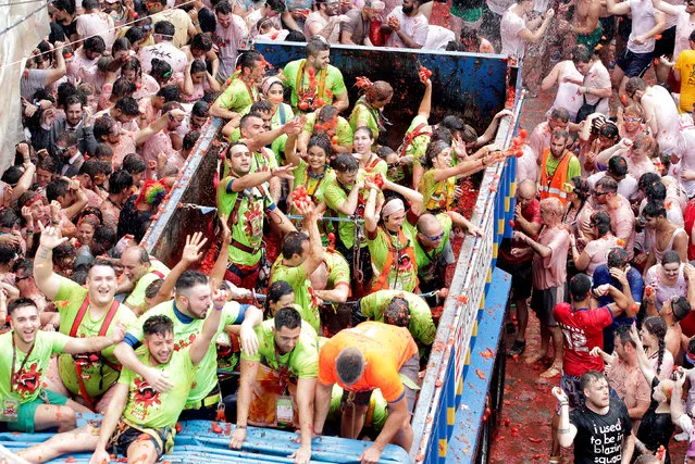 Revellers on a truck throw tomatoes into the crowd during the annual Tomatina festival in Bunol near Valencia, Spain on August 30, 2017. (Photo by Heino Kalis/Reuters)