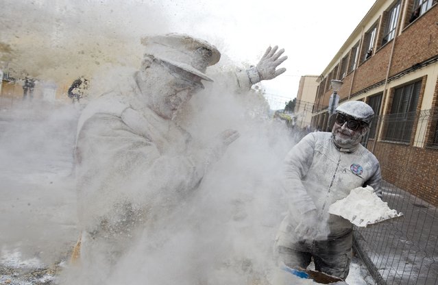 Revellers dressed in mock military garb take part in the “Els Enfarinats” battle in the southeastern Spanish town of Ibi on December 28, 2023. During this 200-year-old traditional festival, participants known as Els Enfarinats (those covered in flour) dress in military clothes and stage a mock coup d'etat as they battle using flour, eggs and firecrackers outside the city town hall as part of the celebrations of the Day of the Innocents, a traditional day in Spain for pulling pranks. (Photo by Jaime Reina/AFP Photo)