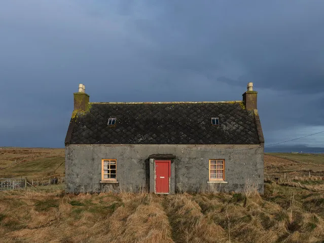 “Nobody’s Home”. “The symmetry of this house on the Isle of Lewis reminds me of the houses I used to paint and draw at primary school”, says Maher. (Photo by John Maher/The Guardian)