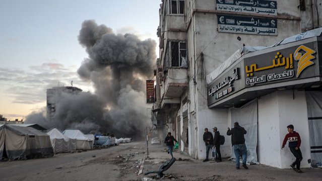 Smoke rises following an Israeli air strike in Gaza City, 22 March 2025. Israeli forces resumed airstrikes on Gaza on 18 March, ending a ceasefire that had been in place since 19 January. (Photo by Mohammed Saber/EPA/EFE)