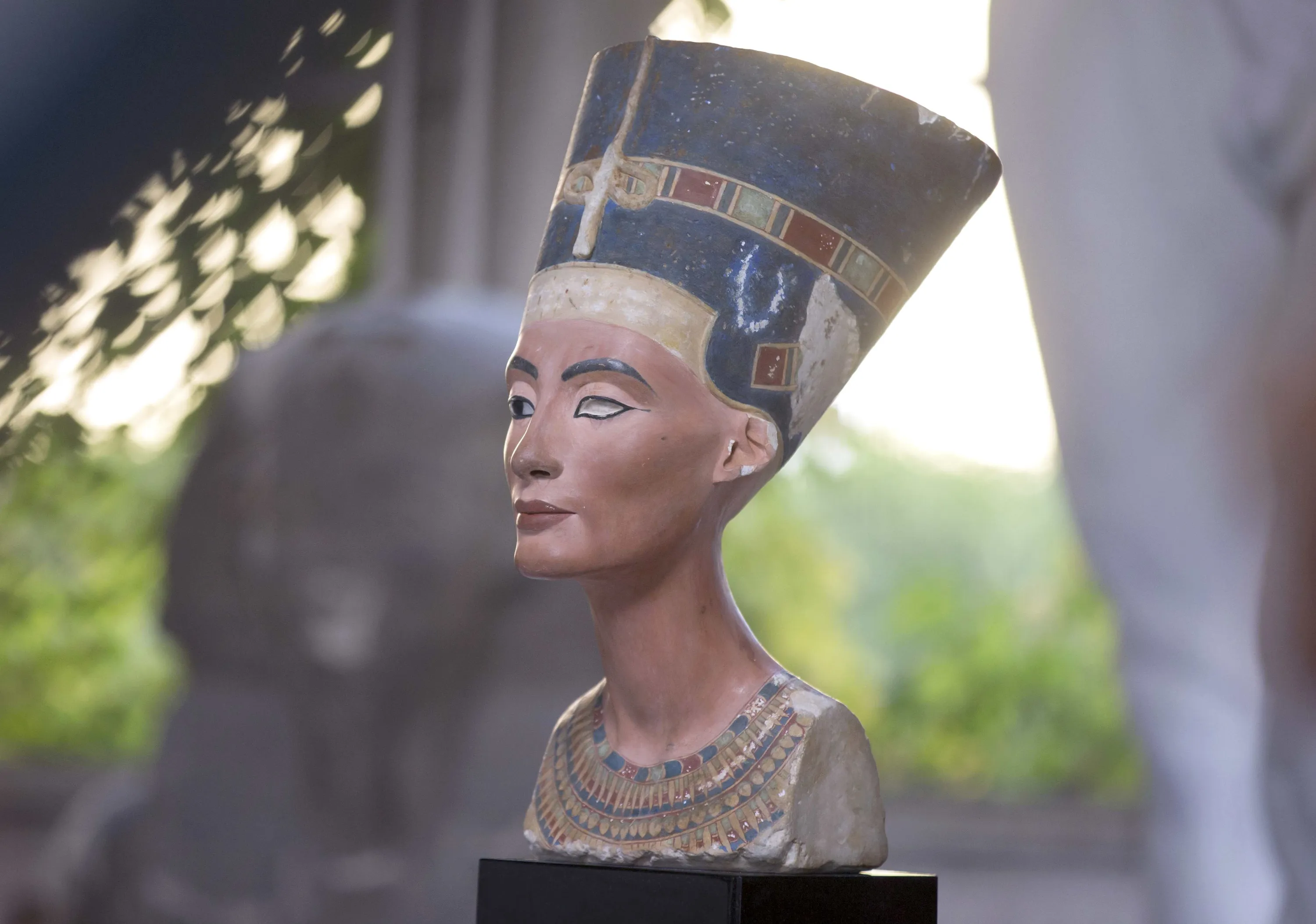 Дата выхода песни нефертити. Нефертити царица. Нефертити Эхнатон Имхотеп. Бюст жены Эхнатона царицы Нефертити.